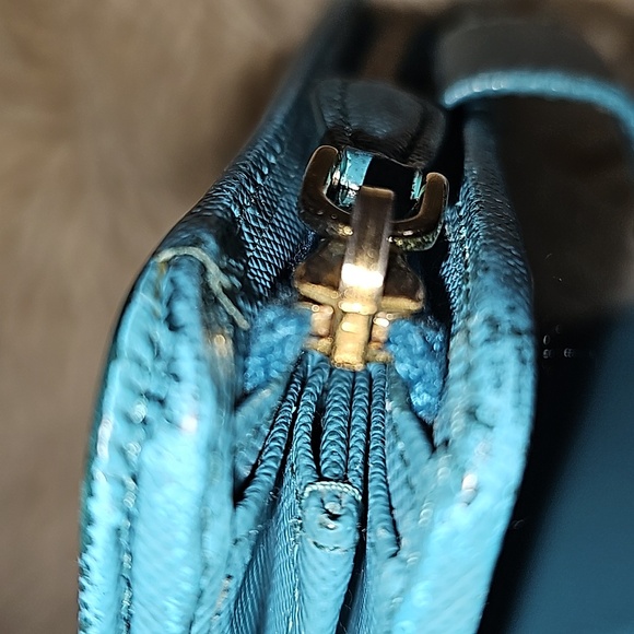 Prada zippy wallet, comes with the prada card - Picture 8 of 9